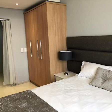Infinity Self Catering Apartments Bloubergstrand Esterno foto